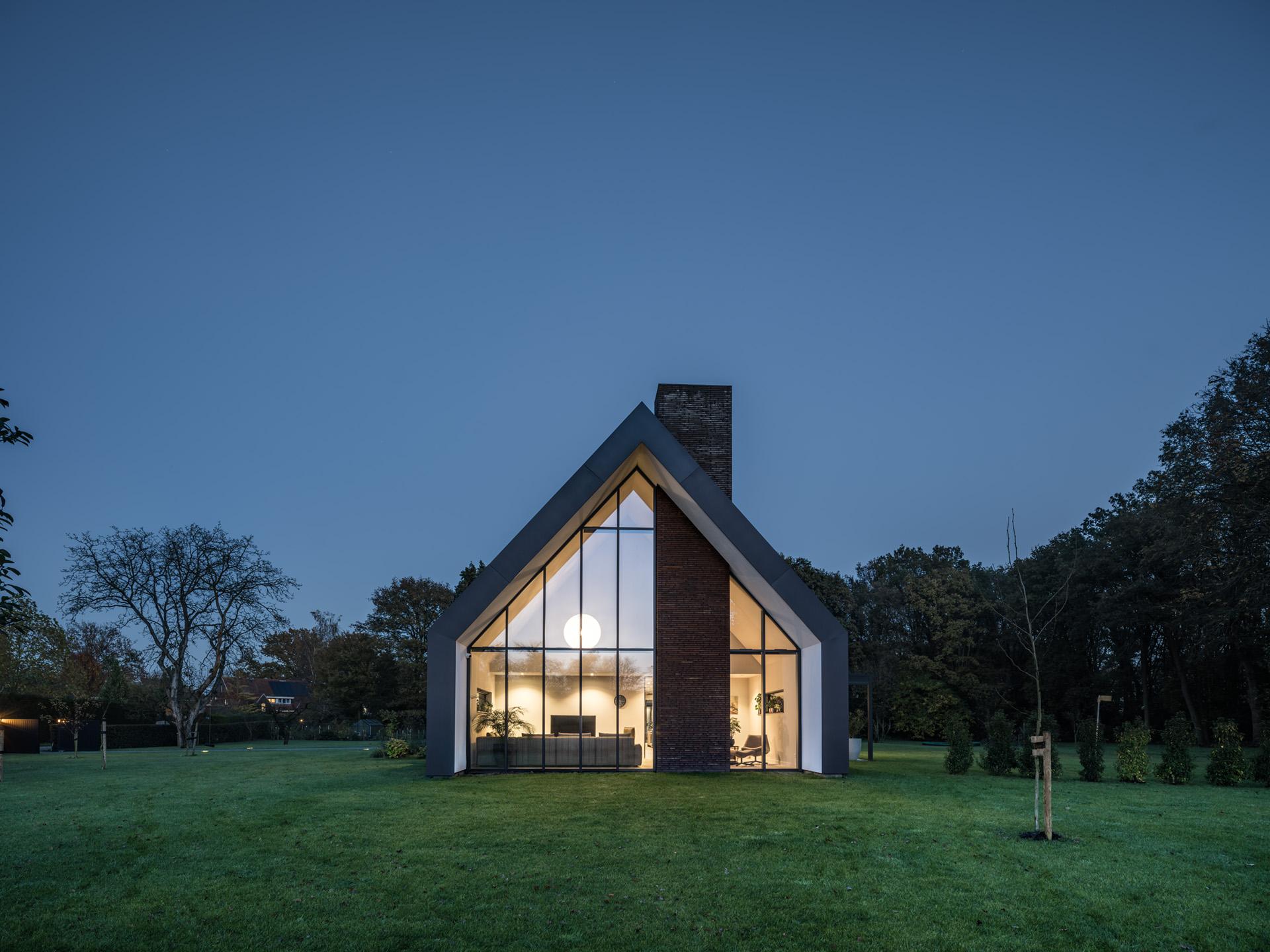Aluminium kozijnen project van Albo Milsbeek in de avondschemering